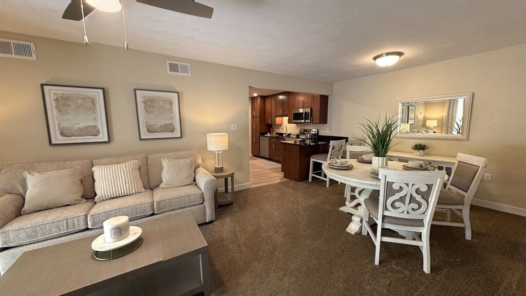 Sala de estar y comedor de Charleston - St. Andrews Apartments