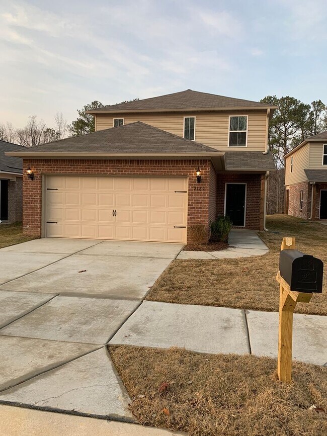 Building Photo - *Pre-leasing* Three Bedroom | Two and a Ha...