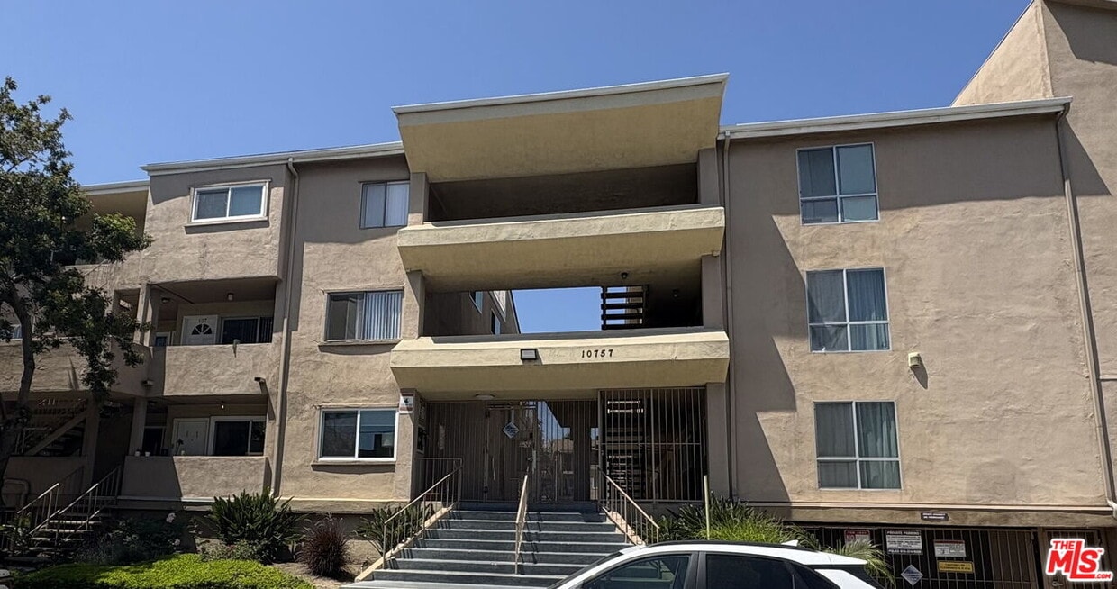 Primary Photo - 10757 Hortense St