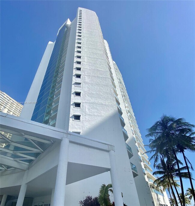 Foto del edificio - 16485 Collins Ave