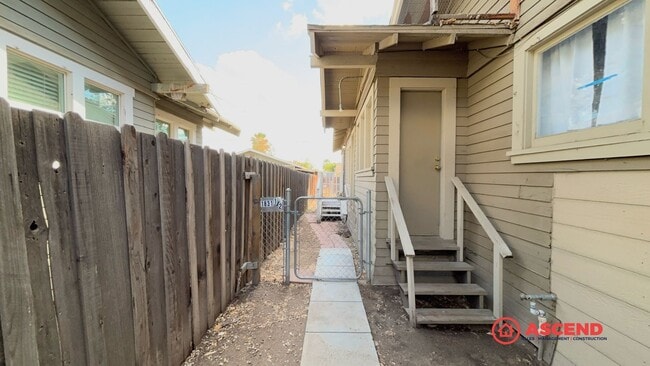 Building Photo - 1831 Maple Ave