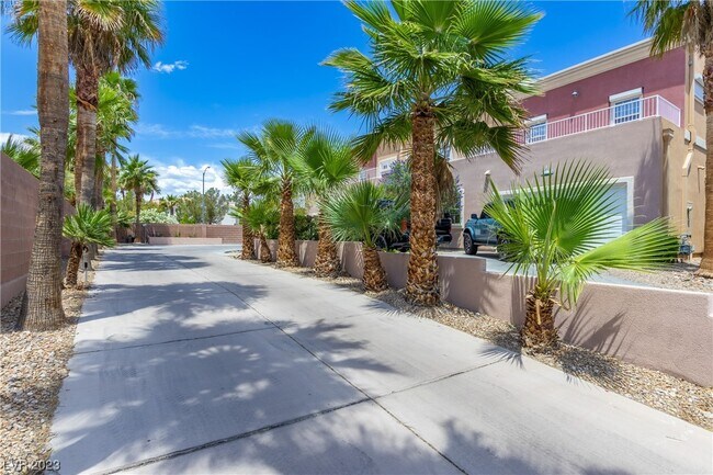 Foto del edificio - 5619 Deer Creek Falls Ct