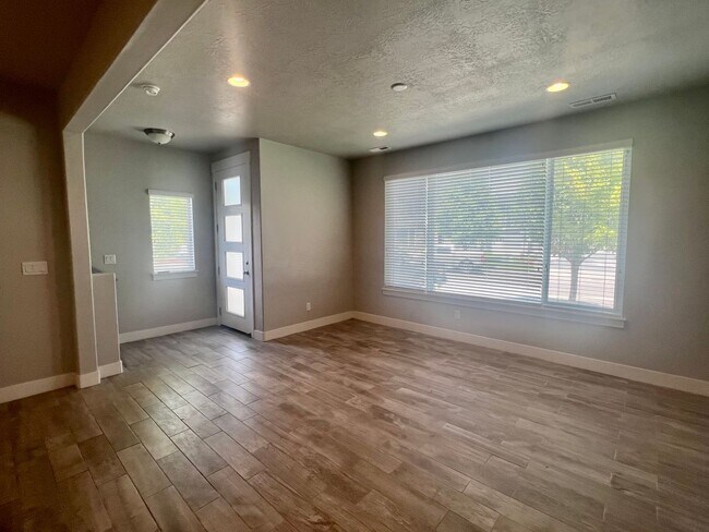 Foto del edificio - Beautiful Santorini Village Townhome Now Available in South Jordan
