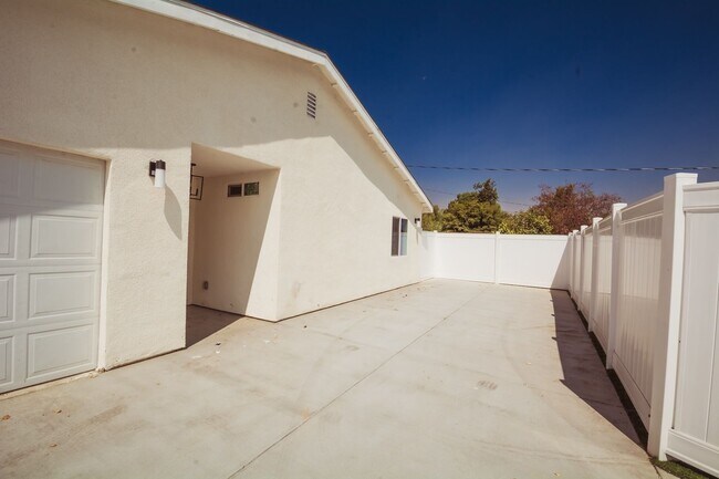 Building Photo - 8252 Bennett Ave