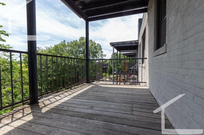 Foto del edificio - $500 Rebate upon closing!  Spacious Apt on...