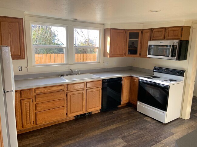 Foto del edificio - Great Updated House with a Fabulous Front Porch and Room to Garden