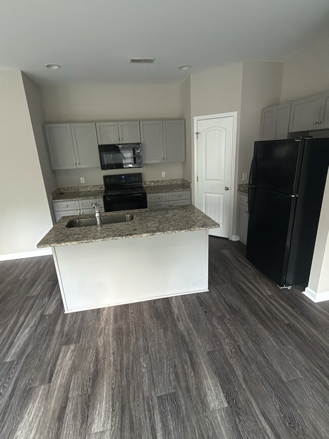 Building Photo - 654 Pippin Dr