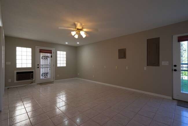 Foto del edificio - Spacious 6 Bedroom Home with a Balcony!