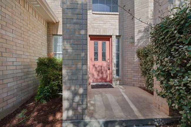 Building Photo - Charming Home Awaits: Spacious & Modern Li...