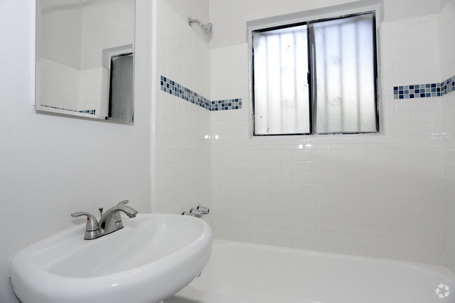 1BR, 1BA - 356 SF - The Avalon Catalina Apartments