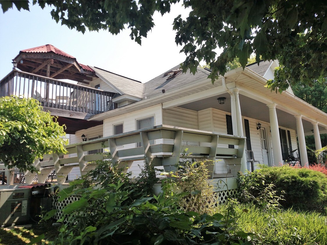 Primary Photo - 105 E Sylva Cir