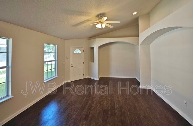 Foto del edificio - 6584 Hughes St