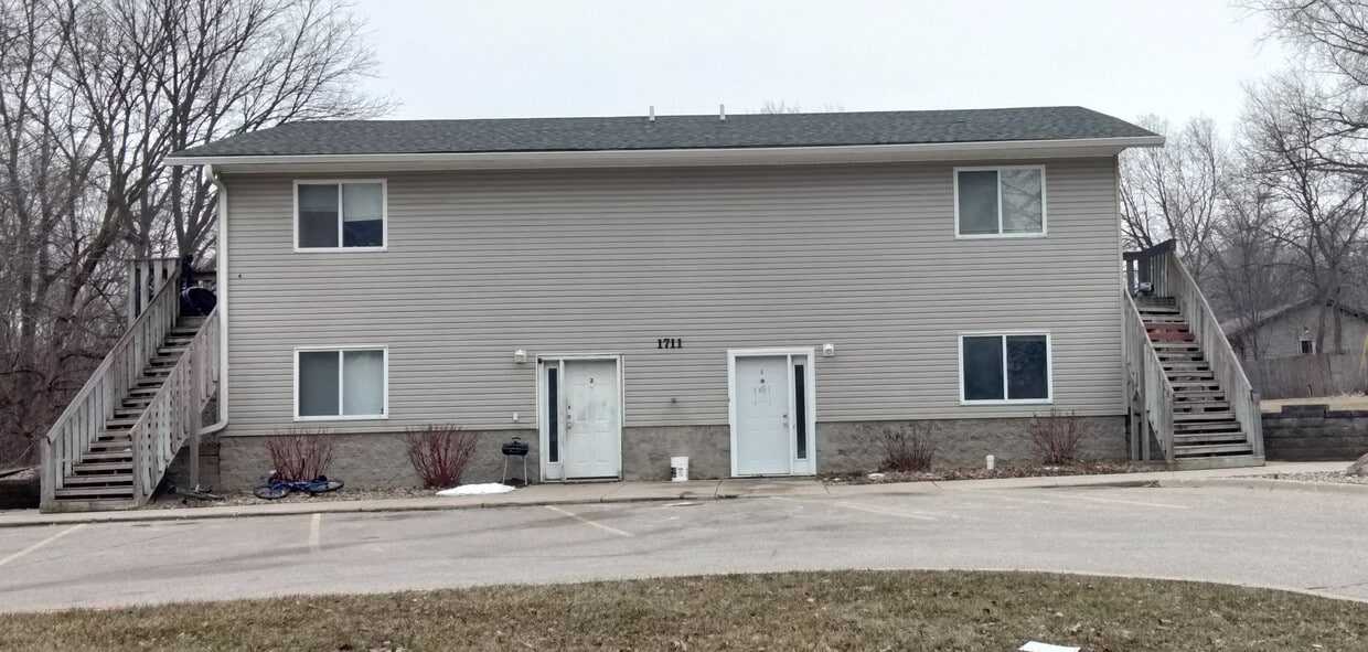 Primary Photo - 2 Bedroom 1 Bathroom unit For Rent