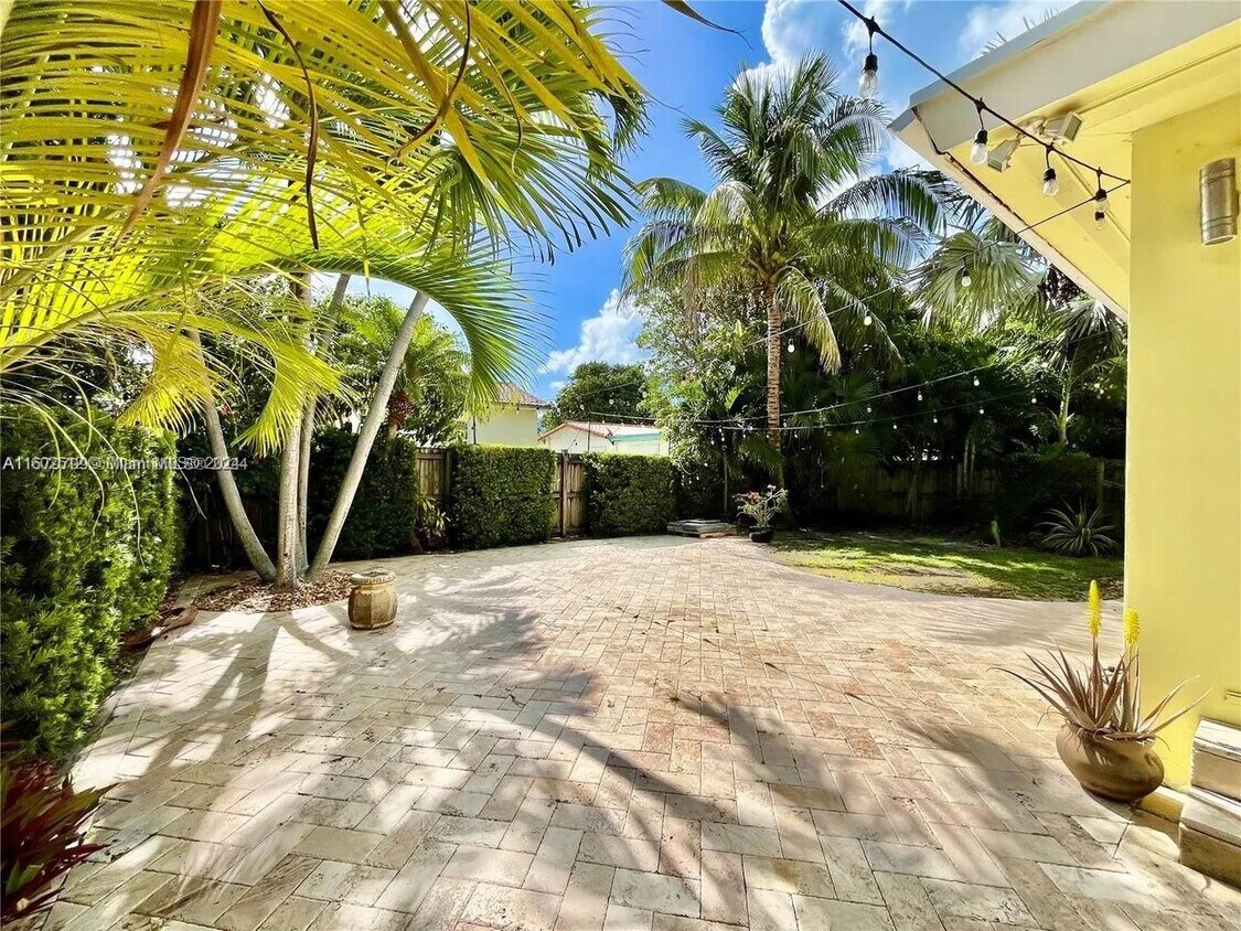 Foto del edificio - 9157 Dickens Ave