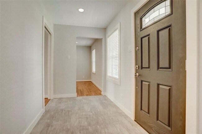 Foto del edificio - 1643 Crestdale Dr