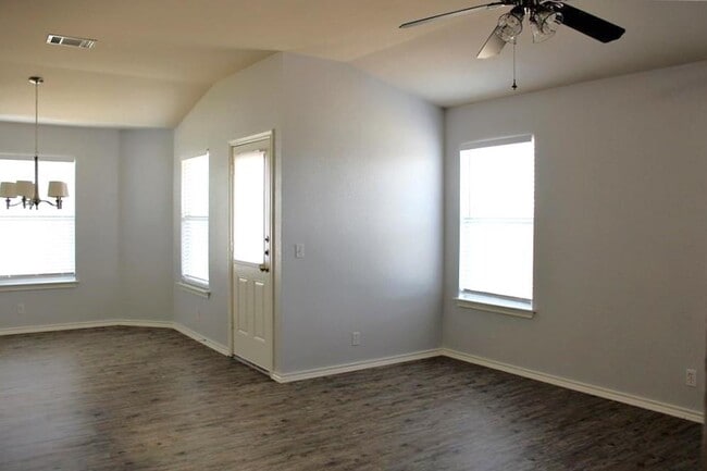 Building Photo - 108 Holland St