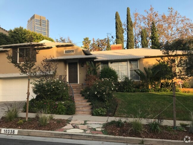 Building Photo - 10338 La Grange Ave