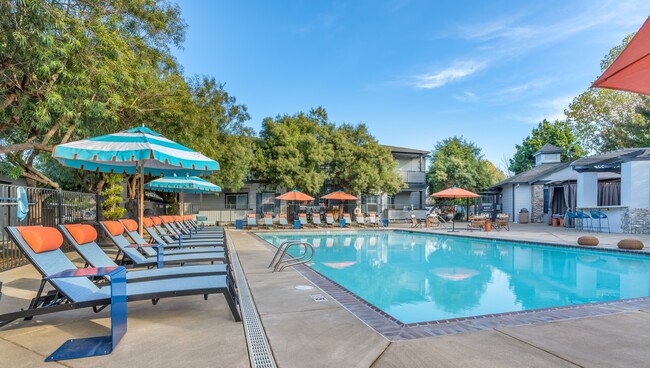 Piscina estilo resort en Harvest Park Apartment Homes - Harvest Park Apartment Homes