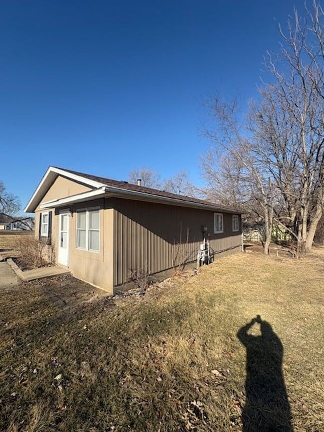 Building Photo - House for Rent with detached garage 3 BR/ 1 BA