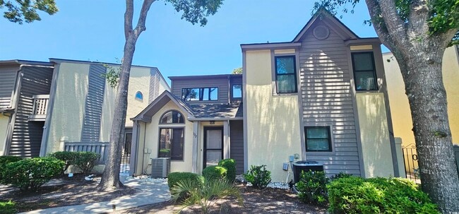 Building Photo - 615 13th Ave S