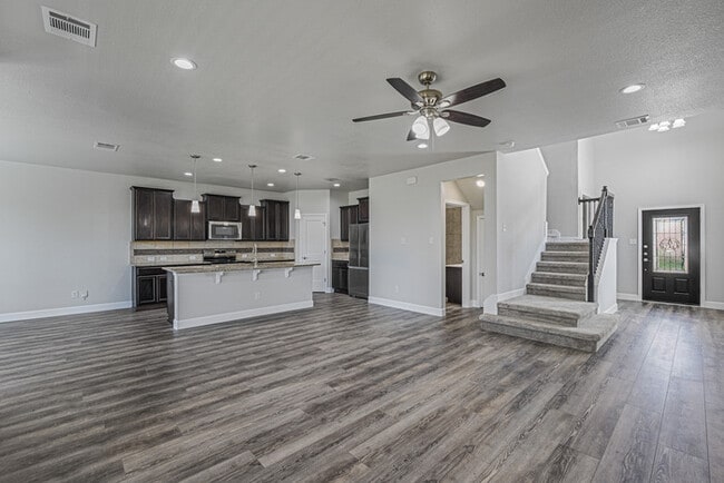 Building Photo - Beautiful and Spacious home in great location!