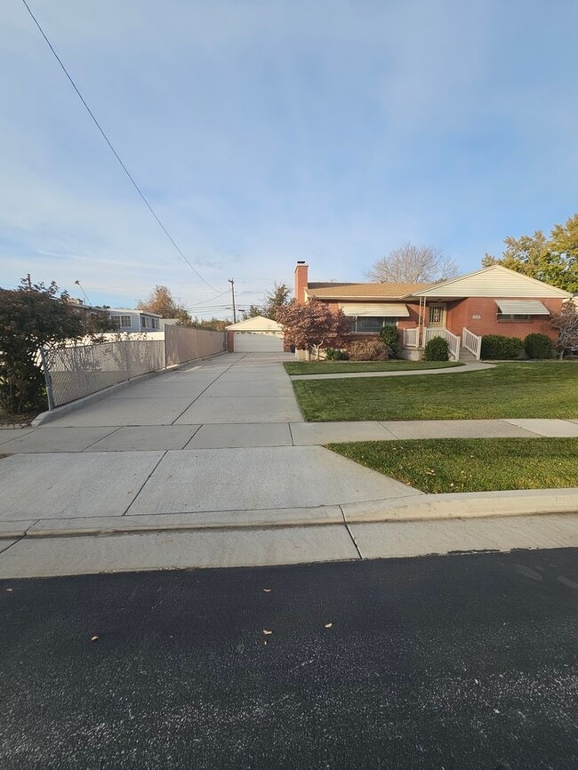 Building Photo - 4 bed 2 bath Home in Murray