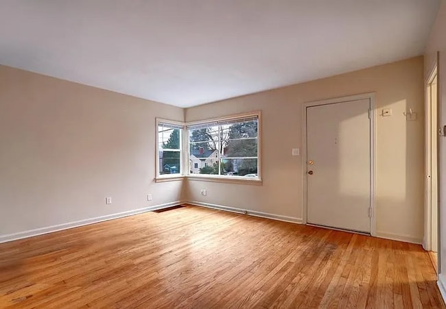Building Photo - Great Northgate/Maple Leaf location - cute...