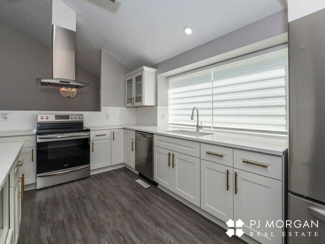 Building Photo - Immaculately updated 3 bedroom, 2 bathroom...