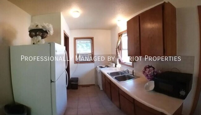 Building Photo - 1205 Lakeview Dr