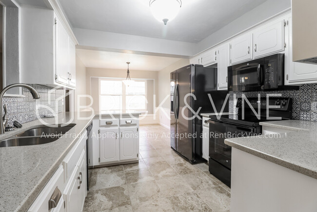 Foto del edificio - 1608 Ridgecrest Rd