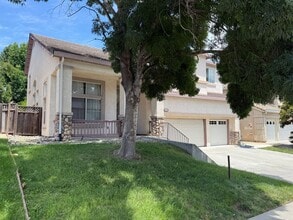 Building Photo - 709 Black Oak Way