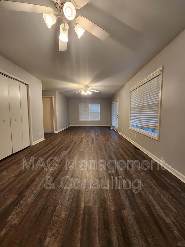 Building Photo - 919 Nottingham Dr