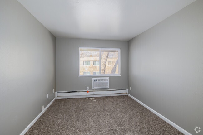 1BR, 1BA - 690SF - Living Room - Mountain Pointe