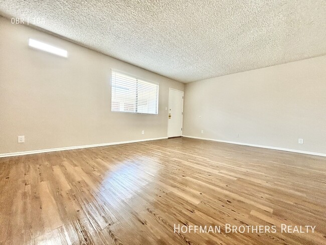 Foto del edificio - 17821 Sherman Way