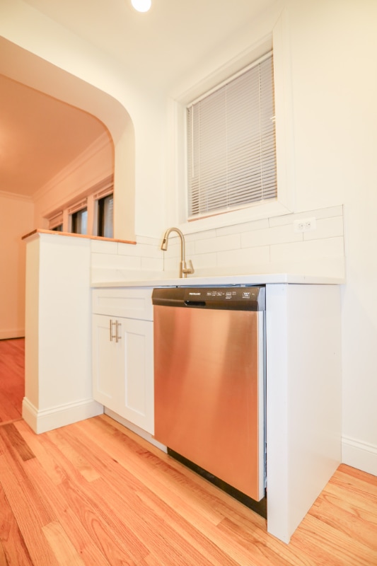 Photo - 2217 W Montrose Ave Apartment