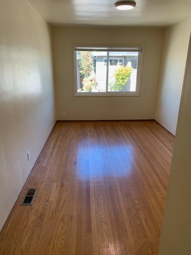 Roomy bedroom with NEW LED light, NEW cordless blinds and plenty of sunshine - 485A Clifton St