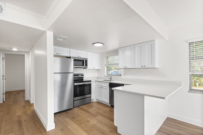 Foto del edificio - TWO BEDROOM APARTMENT AVAILABLE!