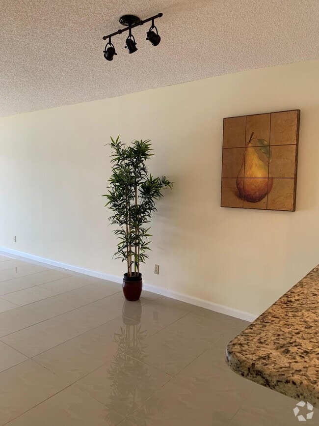 Building Photo - 3212 Strawflower Way