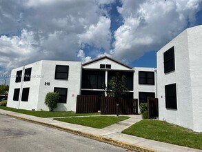 Building Photo - 215 Lake Pointe Dr