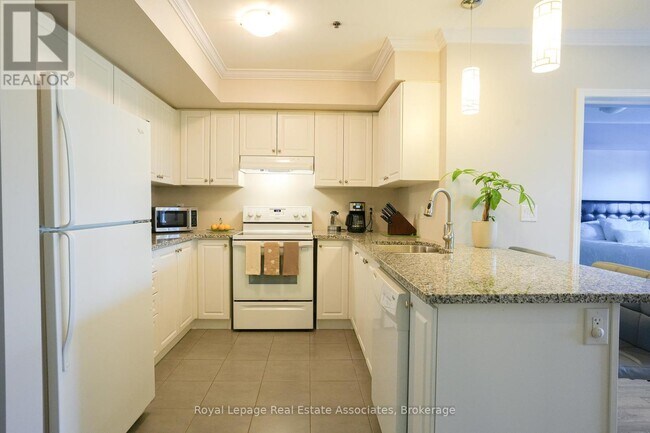 Building Photo - 60-260 Baycliffe Cres