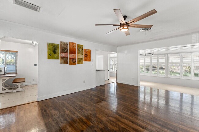 Foto del edificio - "Charming 3-Bed, 2-Bath Oasis in the Heart of Saint Petersburg – 1,366 Sq Ft of Comfort!"