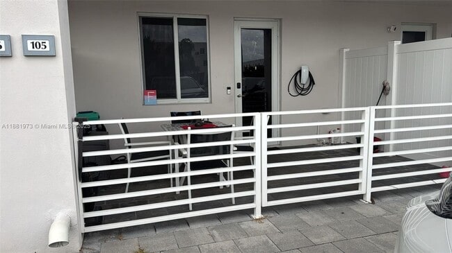 Foto del edificio - 6455 NW 103rd Pl