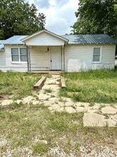 Building Photo - 912 W Vinita Ave