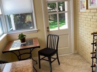 Kitchen Nook - 5407 Woodman Ave
