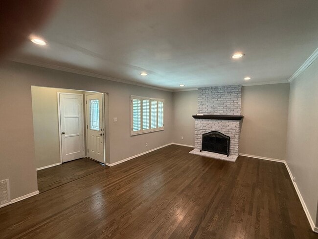 Building Photo - Lovely 3 Bedroom House w/ Finished Garage