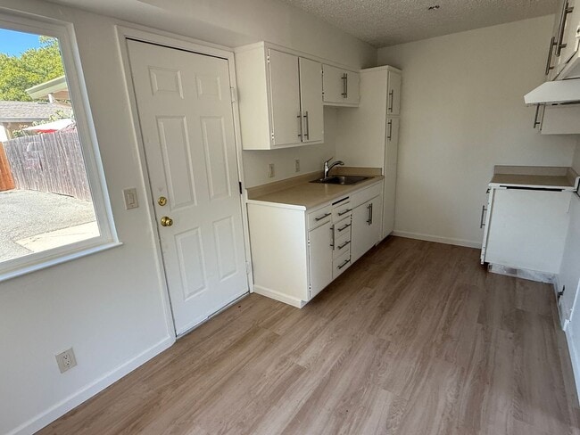 Building Photo - 1323 Edwards Ave