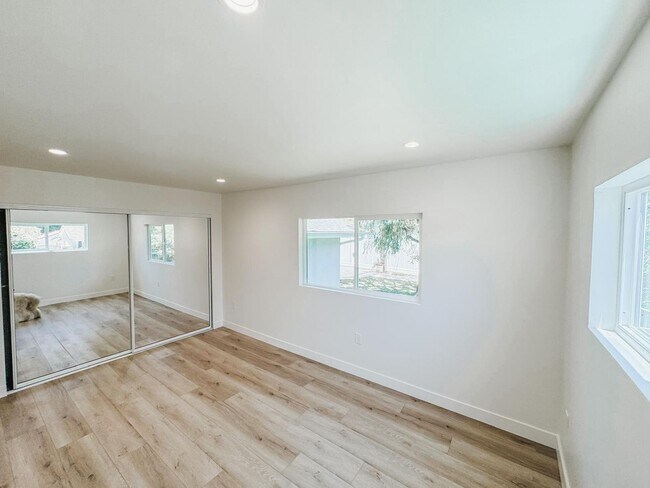 Building Photo - Luxurious 6-Bedroom Home with Modern Ameni...