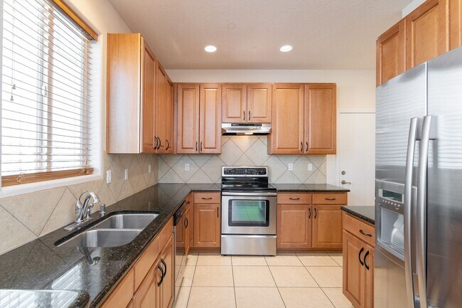 Foto del edificio - End Unit Townhouse Available Now!
