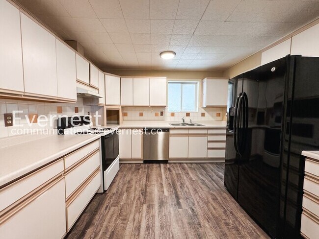 Foto del edificio - 3 Bed, 2 Bath Home with Garage / Available Soon!