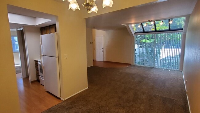 Building Photo - 4 Bd 2 Bath Townhome Over 2100 sq ft